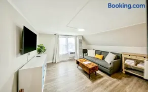 Chic, Cozy & New Prime location with AC, Street Parking #4 - Image 3