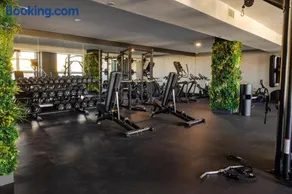 Sleek Loft 15 Min from NYC with Manhattan View - Image 3