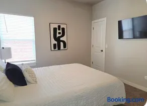 Family-Friendly 3BR Townhome - Image 2