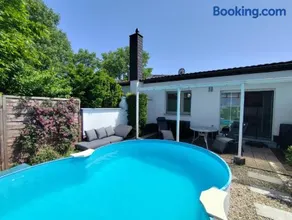Ferienhaus mit Sommerpool, Terrasse und Glashaus - Image 1