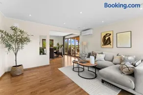 House with nice outdoor areas - Image 3