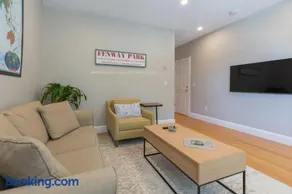 Sunny convenient home w/ private patio! Easy walk to everything! - Image 5