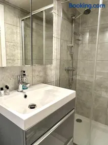 Queens Place - 2 Bedroom Apartment - Image 5