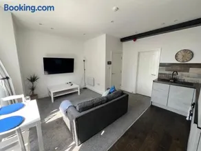 Stylish 1-Bed Flat Central Cardiff Bay View - Image 2