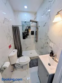 Newly Renovated 2B 2BA apt! mins to PATH & NY! - Image 3