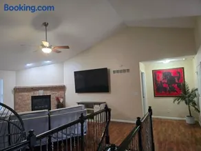 Autumn Elite Home with Pool & Fire Pit Near St Louis - Image 3