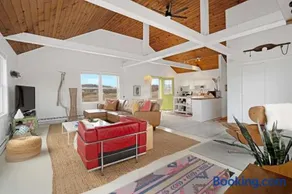 Artist-designed Beach House - Image 4