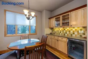 Sunriver Riverfront Escape Spacious 4 Bedroom Home with River Access and Pet-Friendly Features - Image 4