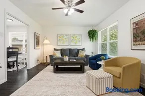 Italian Cottage 2B 1B Duplex KING Pet Friendly - Image 1