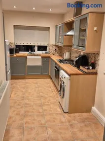 Spacious house with parking in excellent location - Image 2