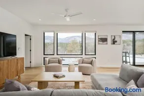 Contemporary Mountain Holiday Home with Hot Tub - Image 1