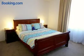 Kingston Comfy Apartment - Image 2