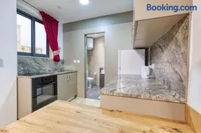 Modern Qormi Stay with Private Balcony near City Square - Image 2
