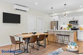 Tranquil 2BR Golden Oasis |BBQ, Balcony, MTN Views - Image 4