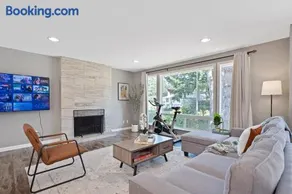 Chic Kirkland Home Overlooking Windsor Vista Park - Image 1