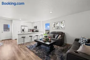Chic 3BR Haven near Wineries, Lake Lowell & C of I - Ideal for Hiking & Relaxing! - Image 3