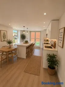 The Loft House | Modern Woodbridge Retreat - Image 2