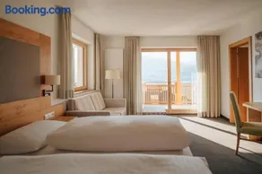 Panorama Hotel Flora - Image 3