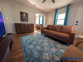 Cozy 2BR Stay Kitchen & Laundry - Image 1