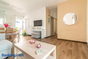 Sophia's Comfortable Home with a Private Backyard - Image 2