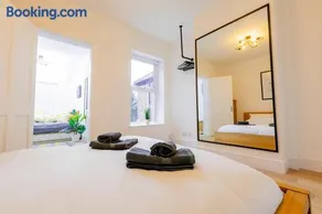 Stunning City Centre House With Hot Tub & Cinema Room - Image 5