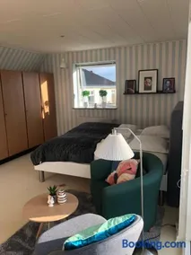 Dejligt værelse med eget bad og havudsigt - Image 3