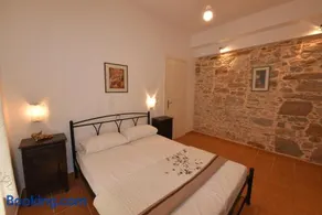 Konstantza Studios and Apartments - Image 1