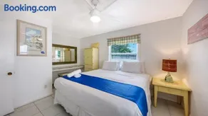 Walk to Lido Beach, Restaurants, Kayaking & Pool - Image 2