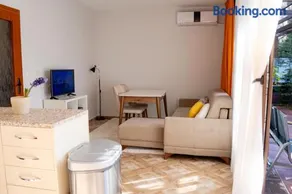 Quiet Garden Retreat, Private Patio Free Parking - Image 3