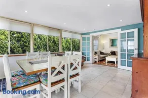 Oscar's Beach House, 14 Tomaree Rd - pet friendly, air con, Wi-Fi, Linen - Image 3