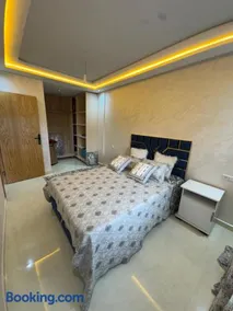 Cozy modern apartment 3 min drive beach access - Image 1