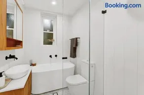 Neutral Bay Village Living - Modern Comfort - BB009 - Image 5