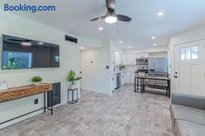 Tempe Downtown Retreat near ASU & Mill Avenue - Image 2
