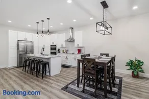 Elegant Queen Suite & Private Room in Spacious Bartow Coliving Apartment Near Lakeland & LEGOLAND - Image 4