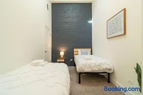 McCormick Place 420 Friendly 3BR in Downtown Chicago with Optional Parking Sleeps 8 Guests Near Soldier Field, Grant Park and Lakefront Trail - Image 5