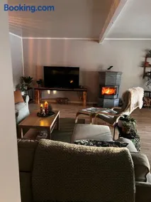 Vakantiehuis met boszicht op 2,5 hectare grond inclusief bedlinnen & schoonmaak - Image 2