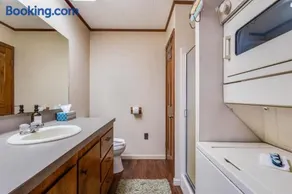 Bayou Oaks-Sleeps 12-Private Lake with Fish - Image 3