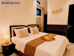 Sleek City Retreat with Kitchen l Near Airport - Image 4