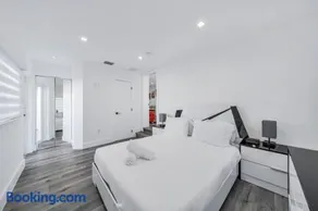3 2 Family friendly Brand New Home w Pool - Image 1
