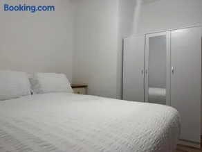 Cozy 1-BDR Apartment with Free parking, sleeps 4 - Image 4