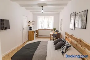 MiddleHouse - Image 1