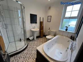 Contemporary & Chic inner terrace 5 mins from Barnsley town centre - Image 5
