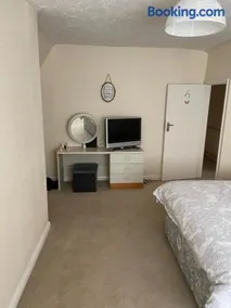 Large 4 bedroom house - Image 3