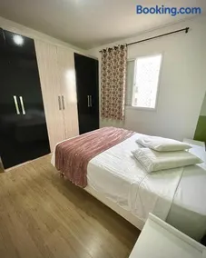 Ap de 2 quartos com AR, wifi e garagem - Bairro tranquilo - Image 3