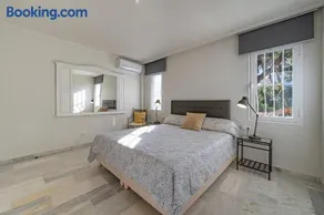 Comfy 2BR 2Bathroom Parking Pool Sea Views Elviria Alta - Image 5