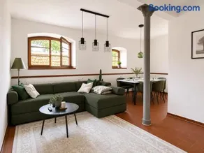 Exklusive Erdgeschosswohnung im romantischen Vierseitenhof mit 3 Schlafzimmern und 2 Bädern - Image 1