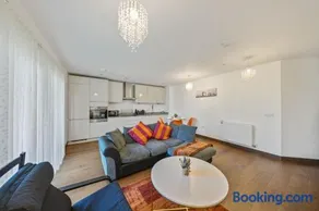 Stylish long & short stay flat with parking & Wifi sleeps 5 - Image 5