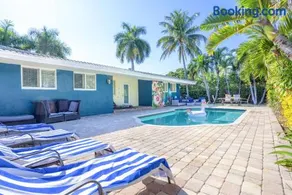 Tranquil Family Oasis - Tropical Pool - Trampoline - Image 1