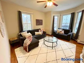 2 BR City Sanctuary - 5 Mins to Historical Salem! - Image 1