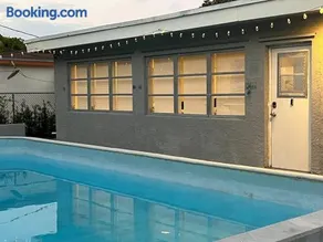 Modern Pool Home, 10 Guests, Perfect for Groups - Image 5